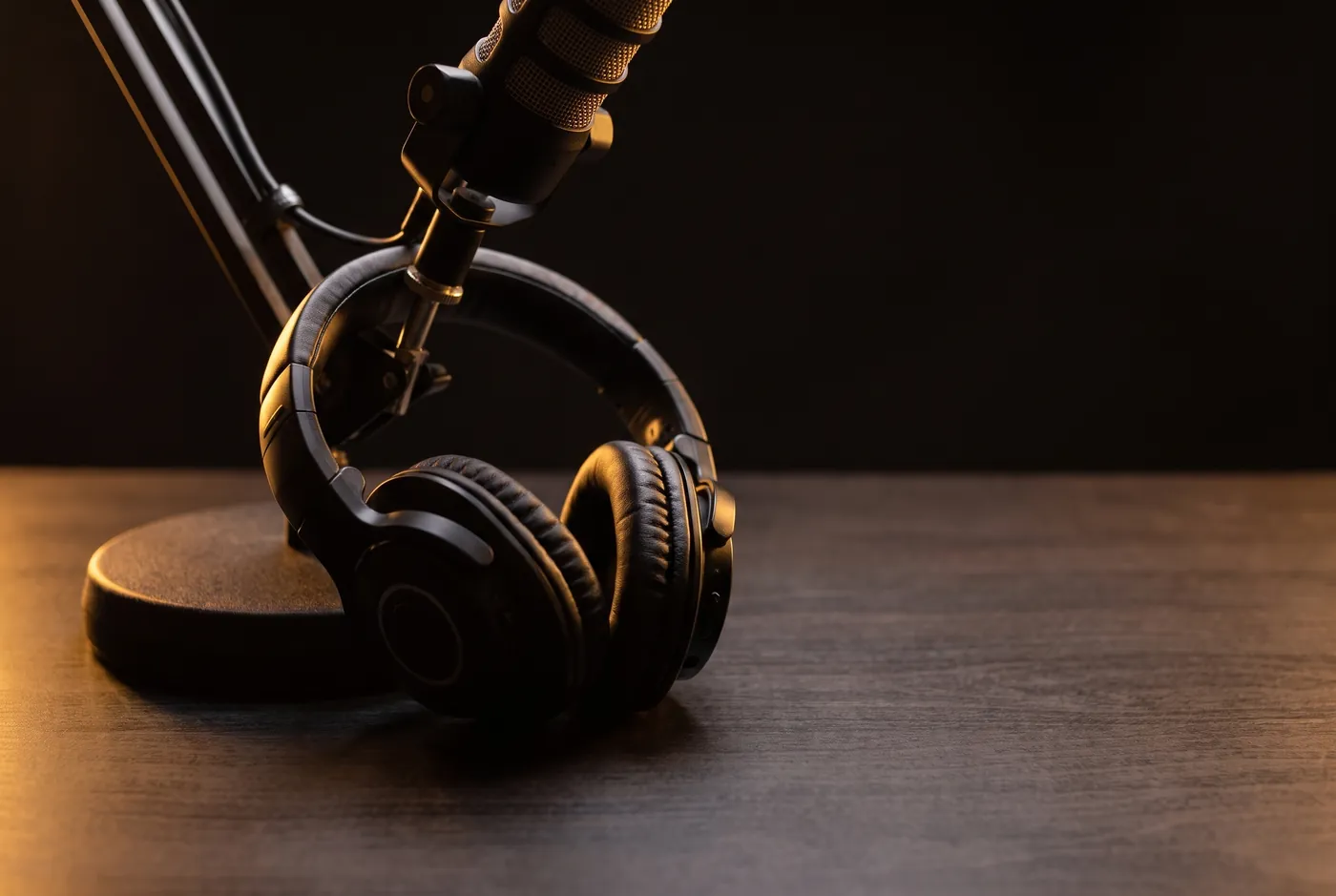 Unos auriculares sobre la mesa del estudio, junto al micrófono